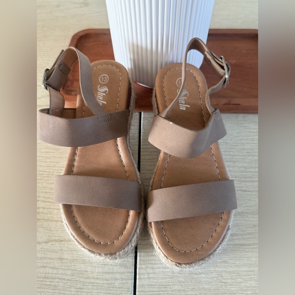 Elegant Tan Espadrille Sandals - Picture 3 of 4